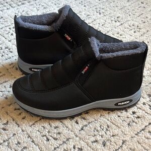 NEW Black Womens Slip On Winter Shoes Sz 8 (39 )